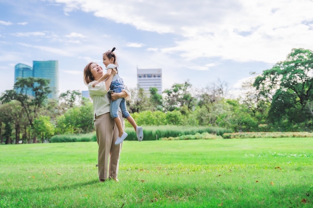 Foto asiatische großmutter und enkelkinder, die zusammen glückliche zeit im park haben