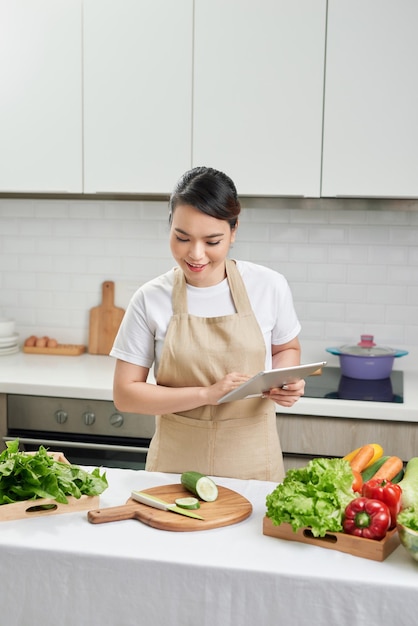 Asiatische Hausfrau kocht in der Küche