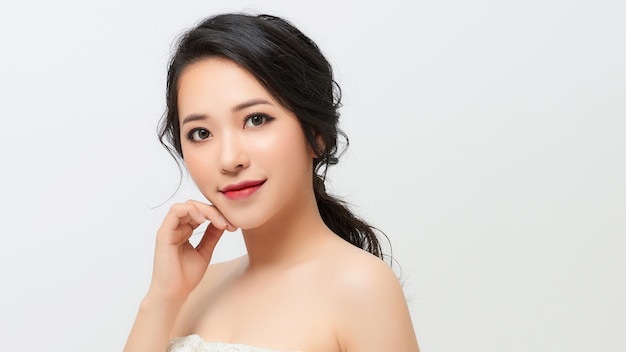 Asiatische hübsche Frau auf weißem Farbhintergrund