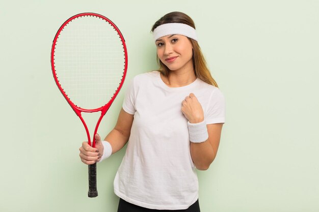 Asiatische hübsche Frau, die arrogant, erfolgreich, positiv und stolz aussieht. Tennis-Konzept
