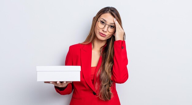 Asiatische hübsche Frau, die sich nach einem ermüdenden Gefühl gelangweilt, frustriert und schläfrig fühlt. Konzept der leeren Box