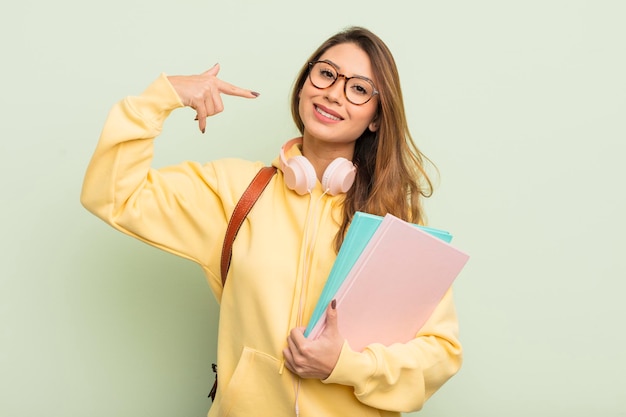 Asiatische hübsche Frau, die zuversichtlich lächelt und auf ein breites Lächeln zeigt. universitätsstudentenkonzept