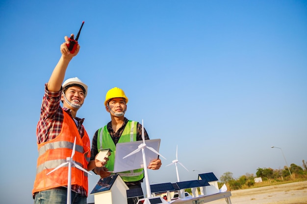 Asiatische Ingenieur- und Leiterdiskussion und Hinweis auf Baustellenprojekt am Arbeitsplatz