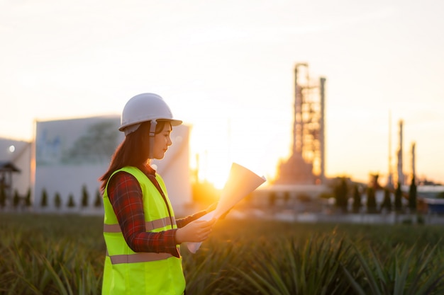 Asiatische Ingenieurin der Arbeitskontrolle bei der Kraftwerksenergieindustrie