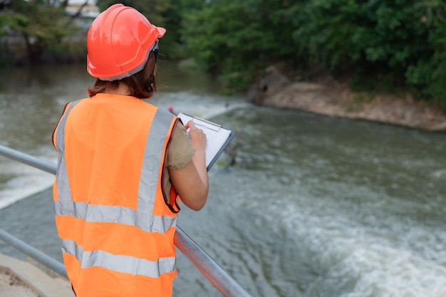 Asiatische Ingenieurin, die xA in einer Kläranlage arbeitetMeeresbiologin analysiert die Ergebnisse von WassertestsWeltumwelttag-Konzept