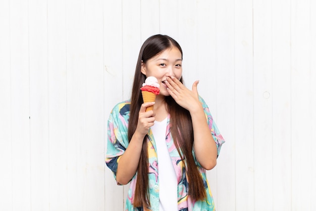 Asiatische junge Frau mit einem Eis