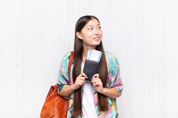 Asiatische junge Frau mit einem Pass. Urlaubskonzept