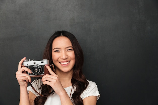 Asiatische junge glückliche Fotografin