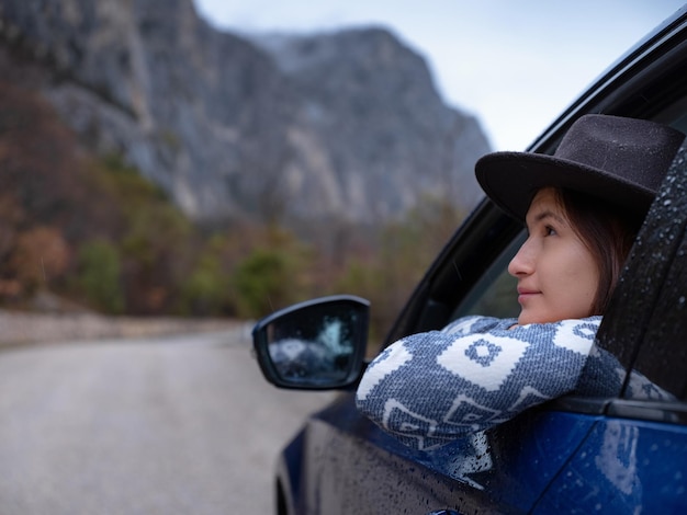 Asiatische junge Hipster-Frau, die in den Urlaub reist