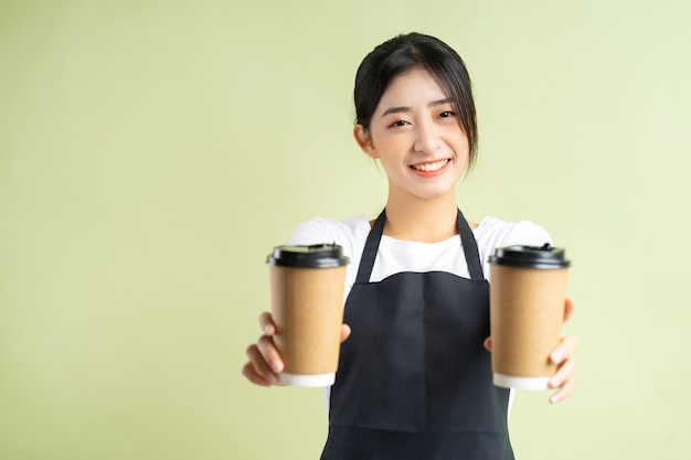 Asiatische Kellnerin mit zwei Tassen Kaffee