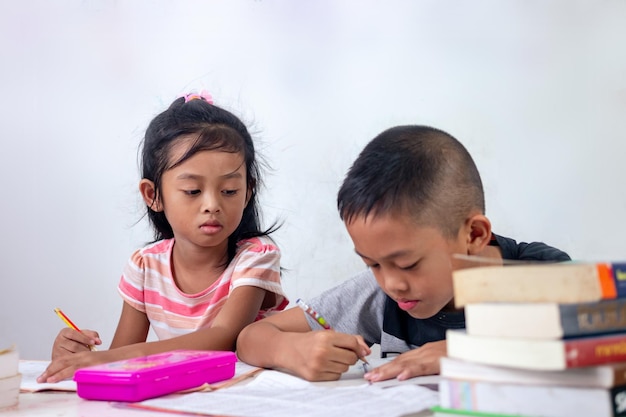 Asiatische Kinder, die Hausaufgaben machen