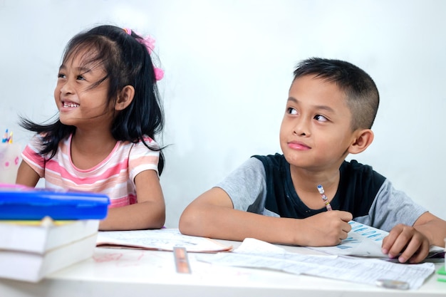 Asiatische Kinder, die Hausaufgaben machen