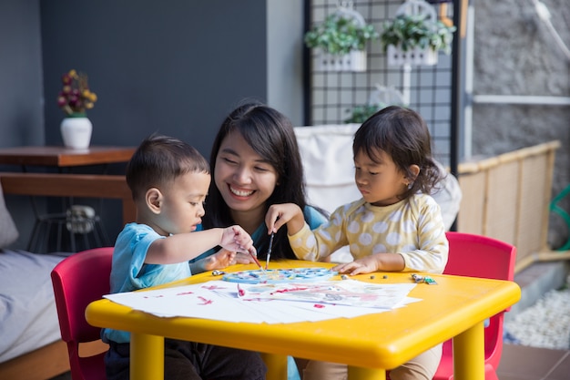 Asiatische Kinder malen und zeichnen