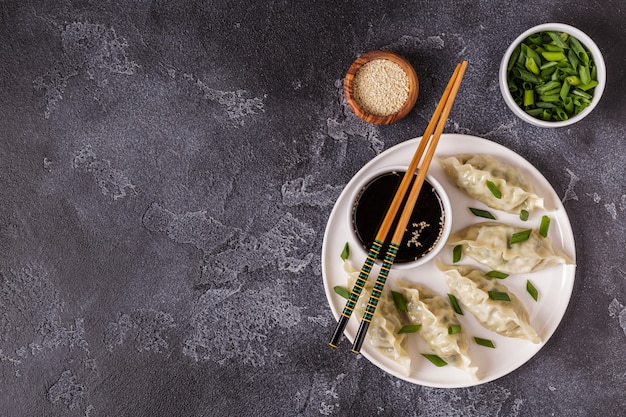 Foto asiatische knödel mit sojasauce auf einem teller