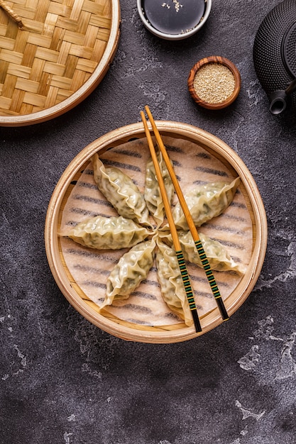 Asiatische Knödel, Sojasauce, Stäbchen, Draufsicht