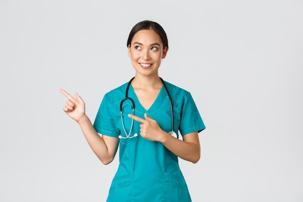 Asiatische Krankenschwester des Gesundheitswesens posiert