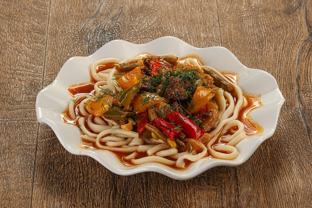 Asiatische Küche Lagman hausgemachte Pasta mit Fleisch