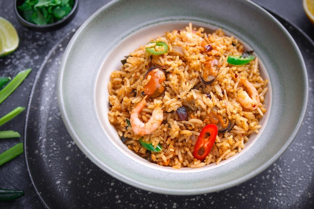Asiatische Küche, Nasi Goreng, Meeresfrüchte-Reis auf dunkel