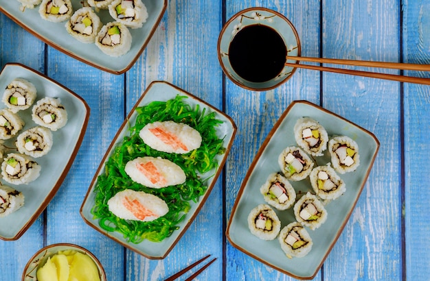 Asiatische Küche Set Sushi-Rolle mit Ingwer und Essstäbchen