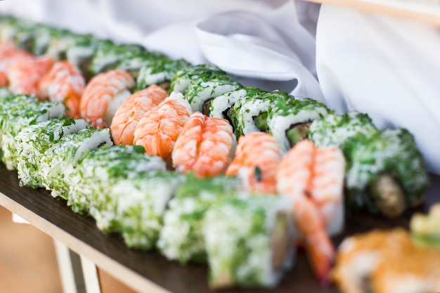 Asiatische Küche. Sushi, Brötchen und Sashimi im Restaurant
