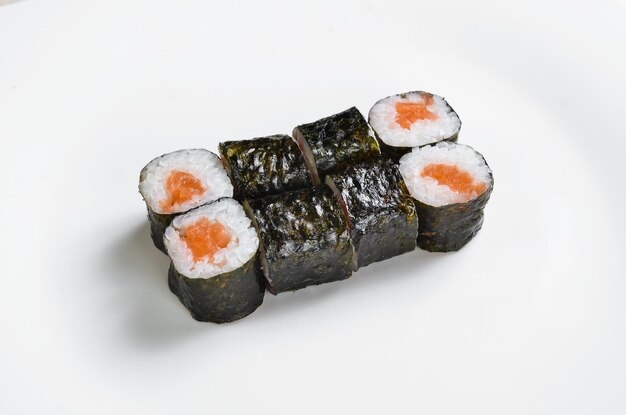 Asiatische Küche Sushi Maki auf einem weißen Teller Draufsicht auf weißem Hintergrund