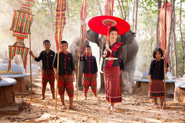 Asiatische Kultur der Landwirte und Elefanten