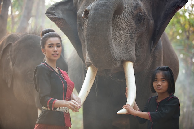 Asiatische Kultur der Landwirte und Elefanten
