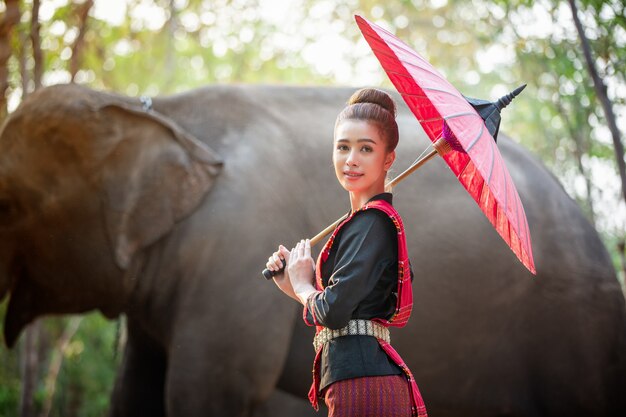 Asiatische Kultur der Landwirte und Elefanten