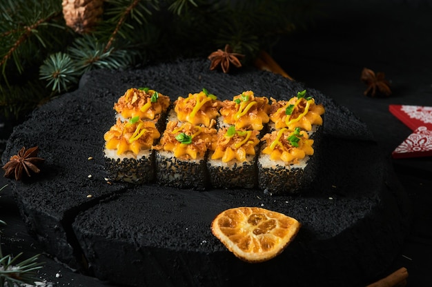 Asiatische Lebensmittellieferung nach Hause, verschiedene Sushi-Sets in Plastikbehältern mit Saucen, Reis und Essstäbchen.