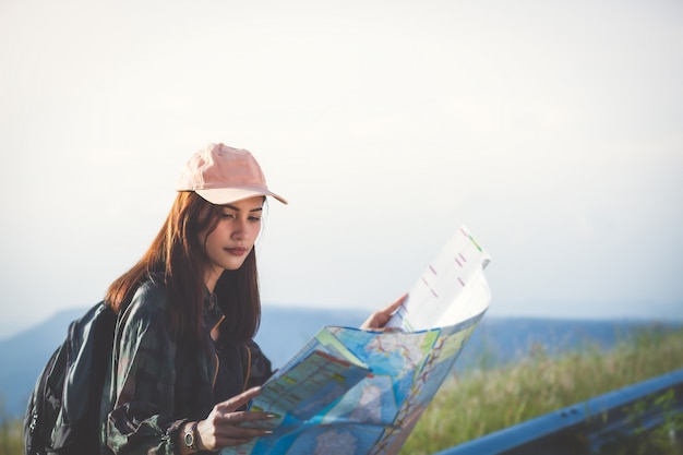 Asiatische Leute der jungen Frauen, die mit den Freundrucksäcken wandern zusammen wandert und Karte und Nehmen schaut