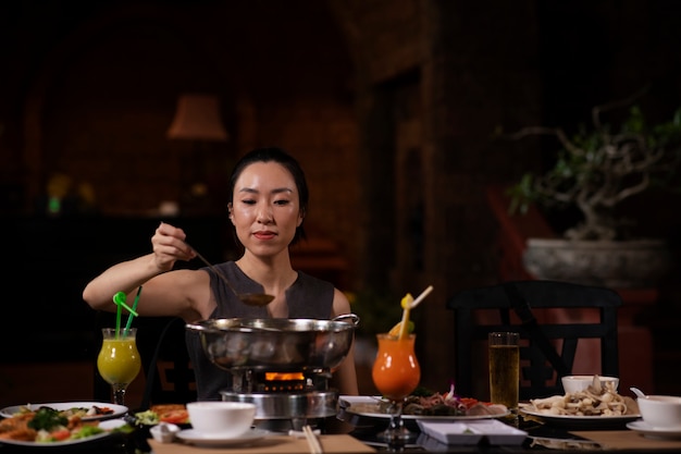 Asiatische Leute, die Dinnerparty haben