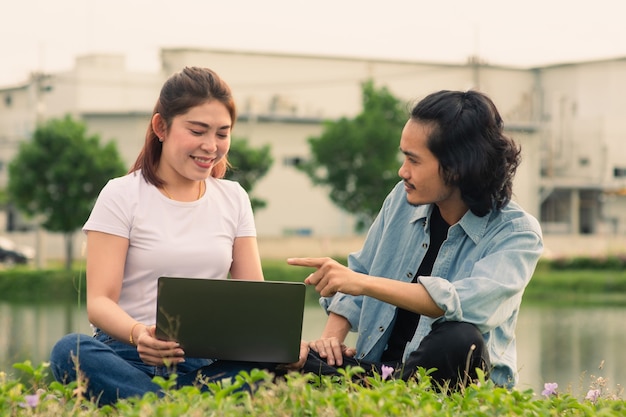 Asiatische Leute Freunde mit Computer Laptop im Freien Sommer in der Universität