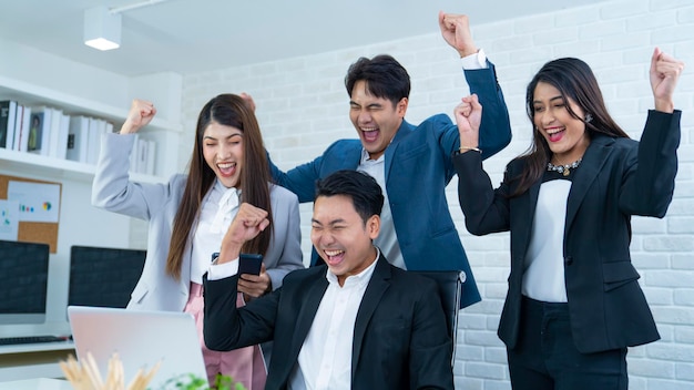 asiatische leute treffen sich im büro