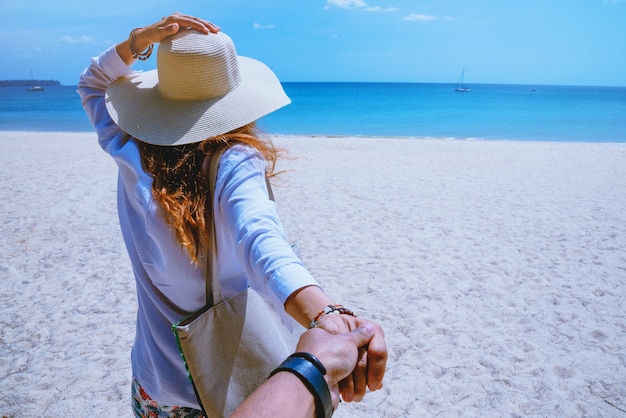 Asiatische liebhaberpaarfrauen und -männer reisen natur