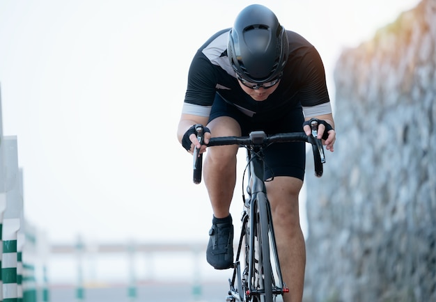 Asiatische Männer fahren morgens Fahrrad.