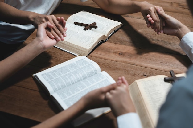 Asiatische Männer und Frauen mit den Händen beten mit der Bibel zu Gott Beten um Gottes Segen Religiöse Überzeugungen Christliches Leben Krise Gebet zu Gott