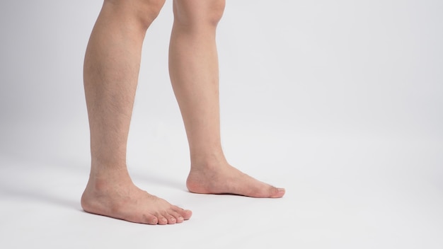 Asiatische männliche barfuß Beine isoliert auf weißem Hintergrund.