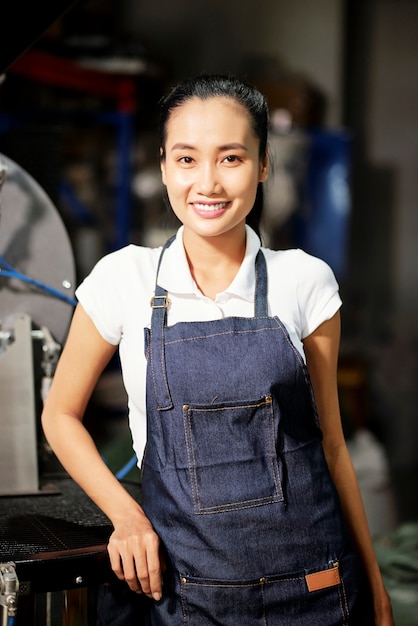 Asiatische Meisterin, die an Fabrik arbeitet