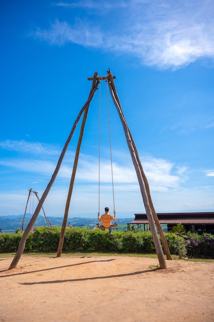 Asiatische Menschen entspannen sich auf der Schaukel mit Blick auf die Berge, Khao Kho, Phetchabun, Thailand.