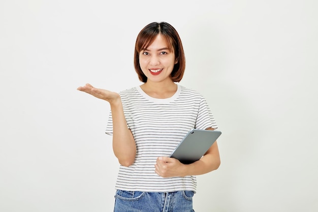 Foto asiatische mitarbeiterin eines unternehmens lächelt und hält ein digitales tablet im stehen