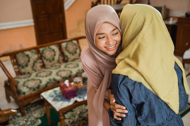 Asiatische Muslime besuchen die Familie während des Idul Fitri