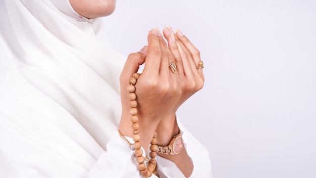 Asiatische muslimische Frau betet isoliert