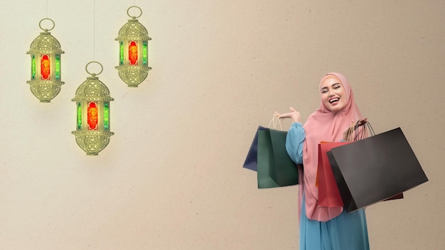 Asiatische muslimische Frau im Schleier mit Einkaufstüten