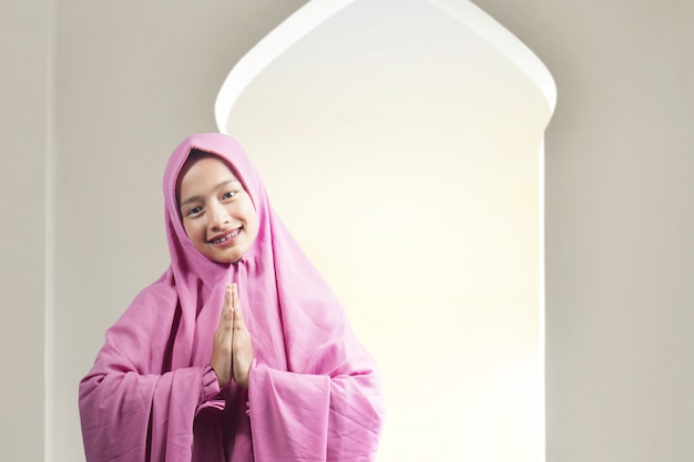 Asiatische muslimische Frau im Schleiergebet