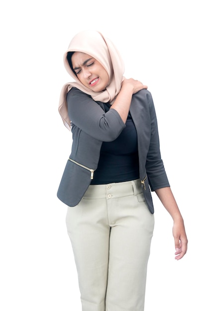 Asiatische muslimische Frau in einem Kopftuch, die Schmerzen in ihrem Körper verspürt, isoliert auf weißem Hintergrund