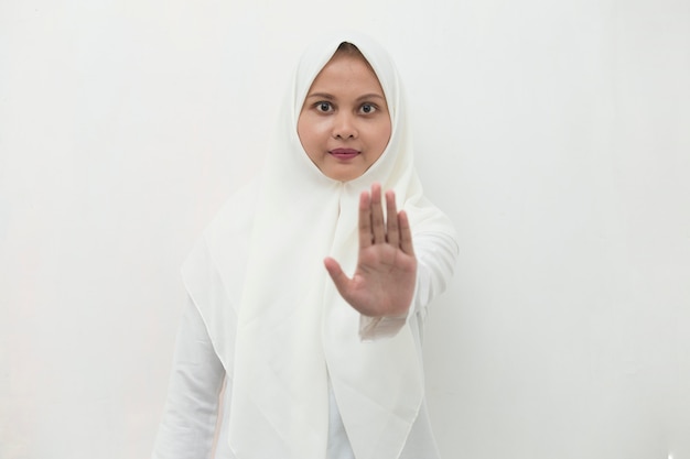 Asiatische muslimische Hijab-Frau zeigen Stop-Hand-Geste