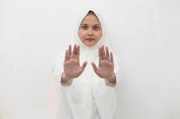 Asiatische muslimische Hijab-Frau zeigen Stop-Hand-Geste