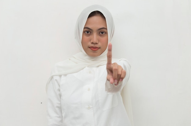 Asiatische muslimische Hijab-Frau zeigen Stop-Hand-Geste