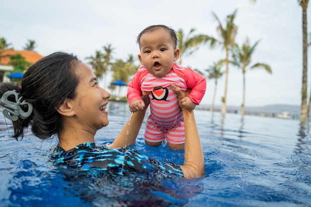 Asiatische Mutter holt ihre Tochter ab