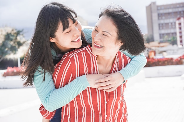 Asiatische Mutter und Tochter, die den Spaß im Freien hat